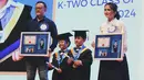 Kadek Devi yang dulu dijuluki sebagai ratu FTV sudah jarang tampil di layar kaca sejak dinikahi seorang Perwira Polisi bernama Dewa Yoga. Dari pernikahan tersebut, Kadek dikaruniai dua anak laki-laki kembar yang kini sudah lulus TK. Momen wisuda itu diunggah lewat Instagram sang suami. (Liputan6.com/IG/@dewayoga_07)