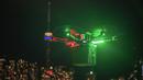 Foto yang dirilis dan diambil pada September 2021 menunjukkan drone Unither Bioelectronique mengangkut sepasang paru-paru donor, jauh di atas lalu lintas malam Toronto, Kanada. Drone tersebut mengirimkan sepasang paru-paru untuk transplantasi medis. (Jason van Bruggen/Unither Bioelectronique/AFP)
