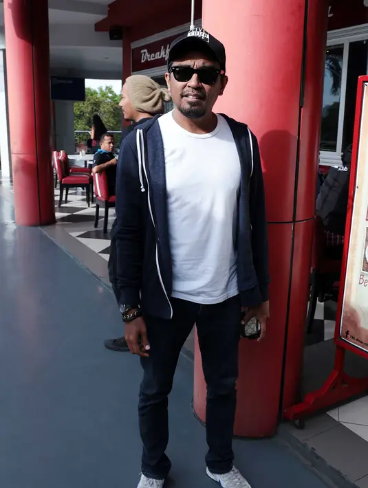 Ia juga tidak mau berandai-andai mengenai status galau Aura. Penyanyi 41 tahun itu tidak lantas merasa foto dan tulisan itu ditujukan pada pelantun lagu Terserah itu. (Deki Prayoga/Bintang.com)