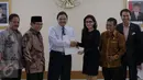 Ketua Pansus Rieke Dyah Pitaloka (ketiga kanan) berjabat tangan dengan anggota BPK Achsanul Qosasi seusai menyerahkan surat permintaan audit investigasi terhadap kasus Pelindo II di Gedung BPK, Jakarta, Senin (16/11). (Liputan6.com/Faizal Fanani)