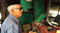 Mbah Karduyun (87), tukang cukur rambut di bawah pohon rindang, kawasan Jalan Tentara Pelajar, Kota Cirebon, Jabar. (Liputan6.com/Panji Prayitno)