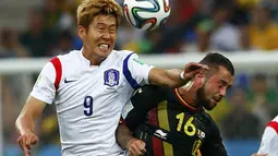 Son Heung-min (Korea Selatan - kiri) berebut bola dengan gelandang Belgia, Steven Defour, saat berlaga di penyisihan Piala Dunia Grup H di Stadion Corinthians, Sao Paulo, (27/6/2014). (REUTERS/Eddie Keogh)