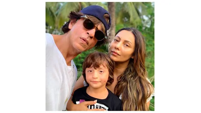 Lancar Salat di Usia 6 Tahun, Ini 7 Potret Abram Anak Shah Rukh Khan