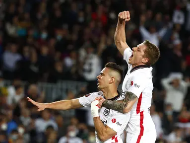 Penyerang Eintracht Frankfurt Santos Borre merayakan gol kedua timnya ke gawang Barcelona pada leg 2 perempat final Liga Europa di Camp Nou, Jumat (15/4/2022). Barcelona secara mengejutkan kalah 2-3 dari Eintracht Frankfurt. (AP Photo/Joan Monfort)