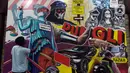 Warga memperhatikan mural berisi kritik terhadap kinerja polisi di Lapangan Bhayangkara Mabes Polri, Jakarta, Minggu (31/10/2021). Sejumlah mural berisi kritik terhadap polisi dipamerkan usai mengikuti ajang Mural Festival 2021 Piala Kapolri 2021. (Liputan6.com/Helmi Fithriansyah)