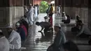 Umat Muslim melaksanakan salat dengan menjaga jarak  ketika Masjid Jama dibuka kembali setelah pemerintah melonggarkan lockdown di kawasan Kota Tua Delhi, Selasa (7/7/2020). India pada 6 Juli menjadi negara dengan jumlah virus corona tertinggi ketiga di dunia. (XAVIER GALIANA/AFP)