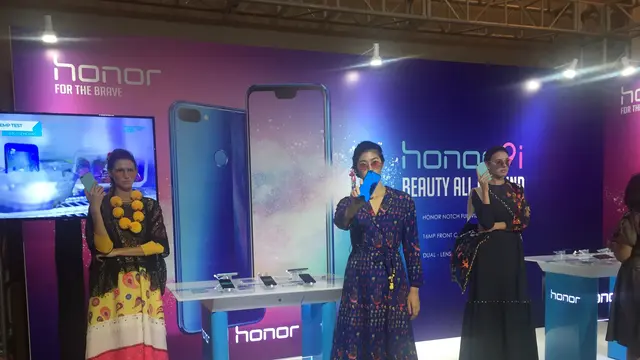 Koleksi Mel Ahyar di peluncuran Honour 9i