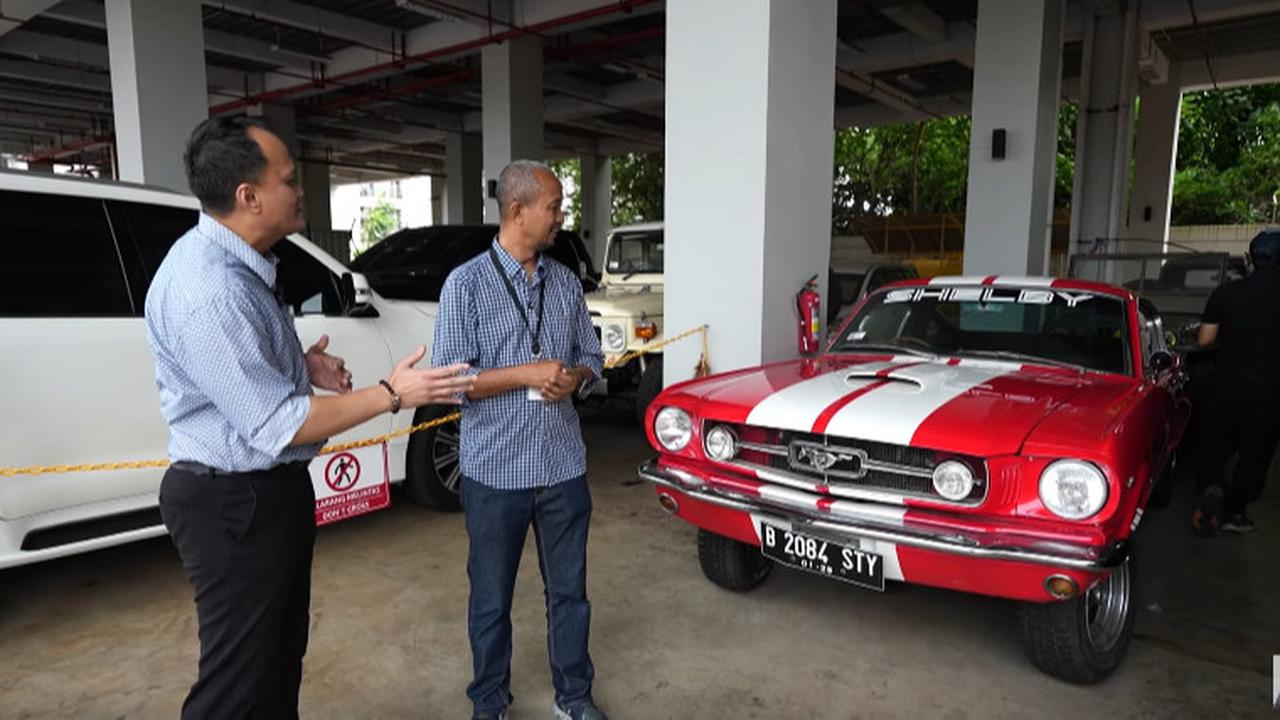 Fitra Eri Bengong saat Gerebek Mobil-mobil Mewah Sitaan KPK