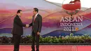 Presiden Indonesia Joko Widodo atau Jokowi (kanan)  menyambut menyapa Perdana Menteri Kamboja Hun Sen dalam Konferensi Tingkat Tinggi (KTT) Ke-42 ASEAN di Labuan Bajo, Nusa Tenggara Timur, Rabu (10/5/2023). (Willy Kurniawan/Pool Photo via AP)