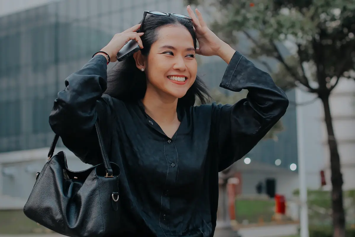 perempuan mandiri baju hitam dewasa single