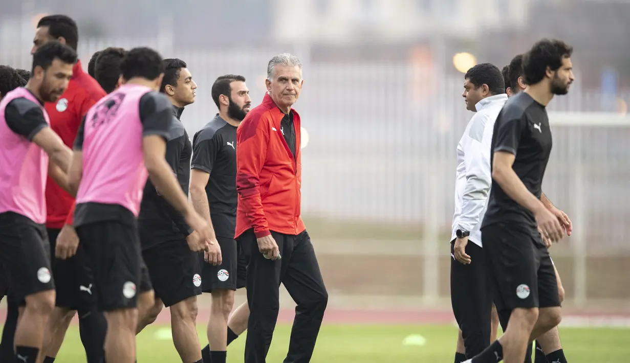 Pelatih Mesir, Carlos Queiroz (tengah) menghadiri sesi latihan di lampiran stadion Olembe di Yaounde (1/2/2022). Mesir akan bertanding melawan Kamerun pada babak semifinal Piala Afrika (CAN) 2021. (AFP/Charly Triballaeau)