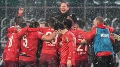 Manajer tim FC Koln, Markus Gisdol (tengah) dan para pemainnya melakukan selebrasi usai mengalahkan Borussia Moenchengladbach 2-1 dalam laga lanjutan Liga Jerman 2020/21 pekan ke-20 di Borussia Park, Sabtu (6/2/2021). (AFP/Ina Fassbender/Pool)