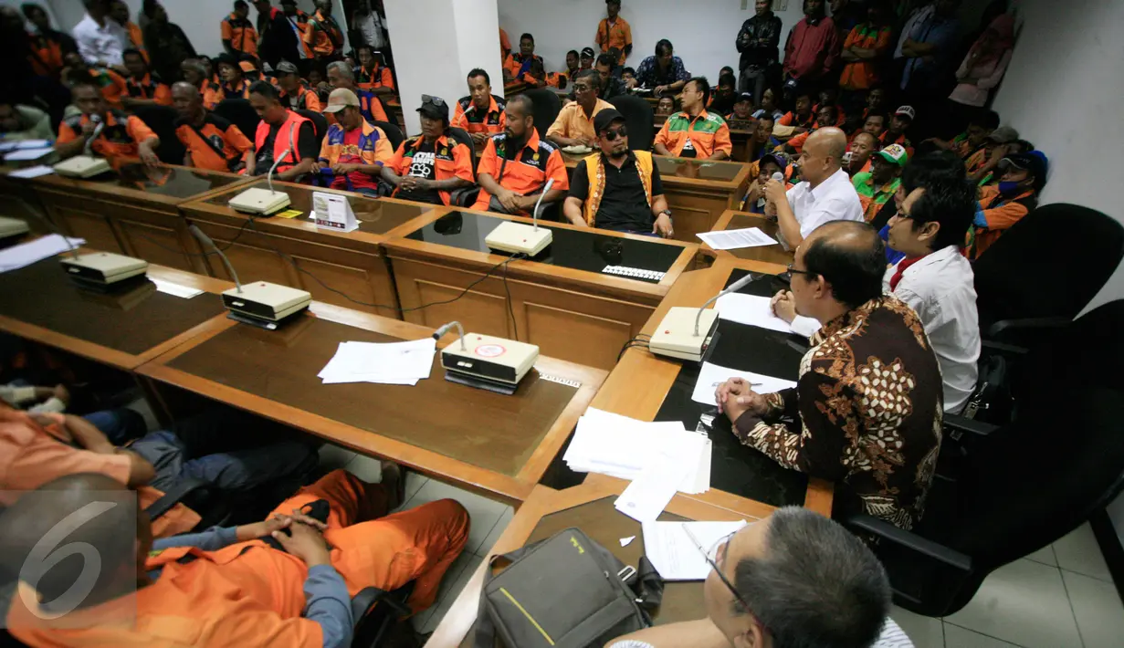 Sejumlah juru parkir saat mengikuti audiensi dengan anggota DPRD Kota Yogyakarta,(17/6).Dalam audeinsi,juru parkir meminta solusi relokasi lahan parkir di Jl Malioboro yang akan di tutup pada awal pril 2016.(Boy Harjanto)