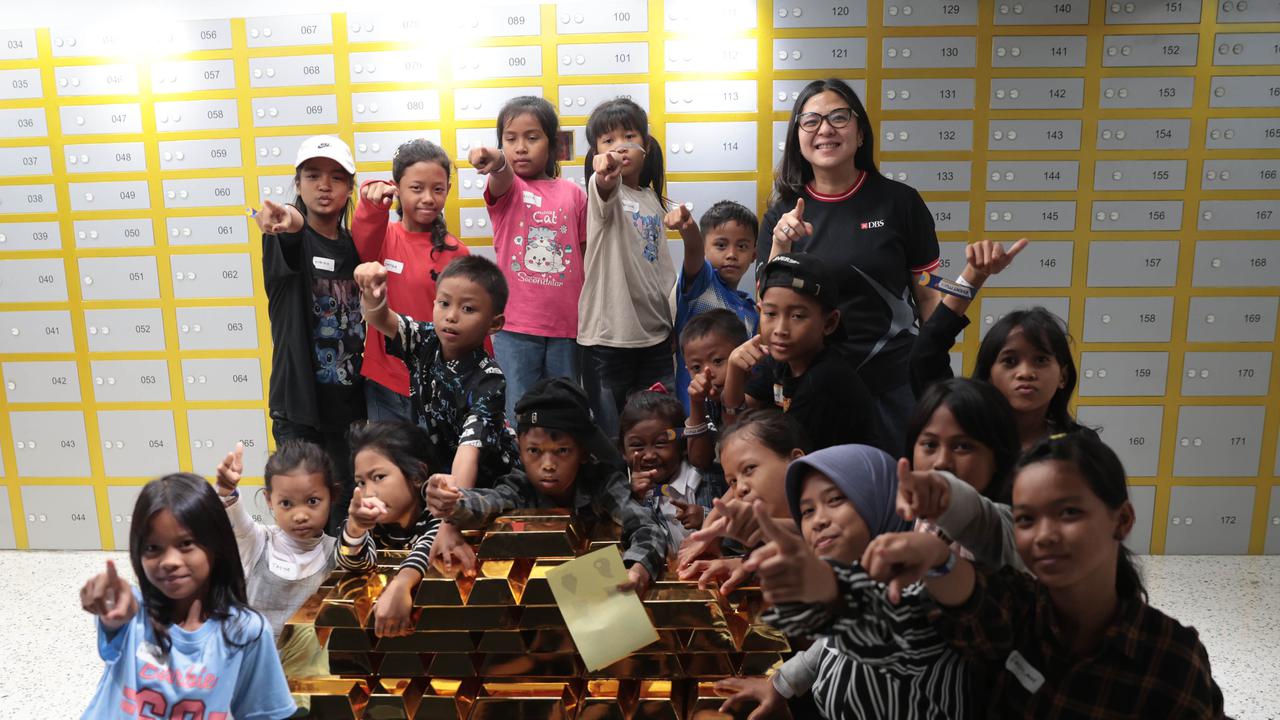 Anak Pekerja Sampah Belajar Sejarah di Kota Tua