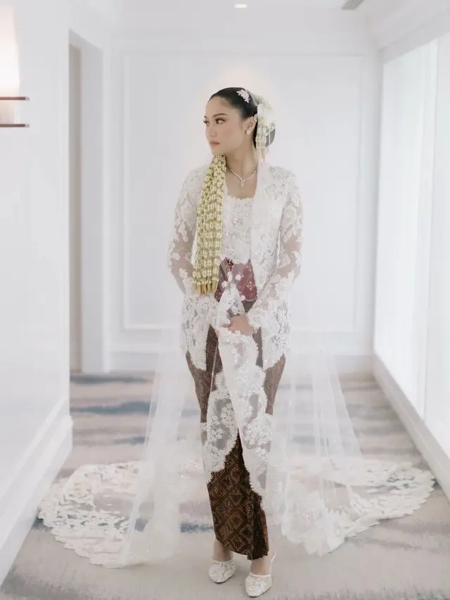 Pernikahan Putri Menteri Kesehatan Budi Gunadi Sadikin, [@svarna_byikatindonesia]