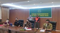 Konferensi pers penangkapan terpidana kredit fiktif Bank Riau Kepri oleh Kejati Riau. (Liputan6.com/M Syukur)