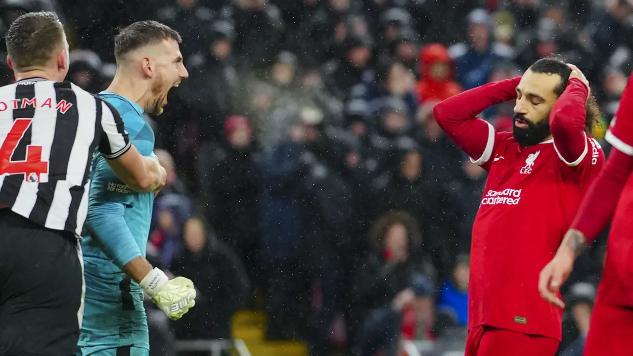 Foto: Drama Roller Coaster Mohamed Salah saat Melawan Newcastle, Sempat Gagal Penalti hingga Catatkan Rekor Gemilang bersama Liverpool