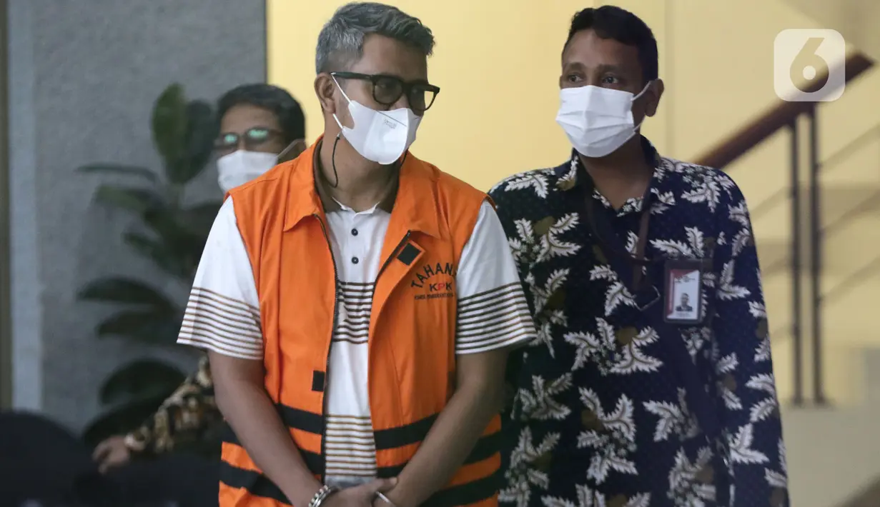 Bupati Bintan nonaktif Apri Sujadi (kiri) berjalan keluar Gedung KPK, Jakarta, Kamis (28/10/2021). Apri menjalani pemeriksaan dugaan korupsi pengaturan barang kena cukai dalam pengelolaan Kawasan Perdagangan Bebas dan Pelabuhan Bebas (KPBPB) Kab Bintan 2016-2018. (Liputan6.com/Helmi Fithriansyah)