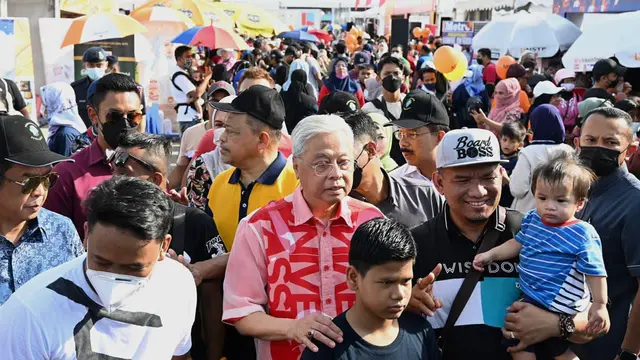 Gaya Busana PM Malaysia di Acara Karnaval Rakyat Dikritik, Pakai Kemeja Burberry Seharga Rp23 Juta
