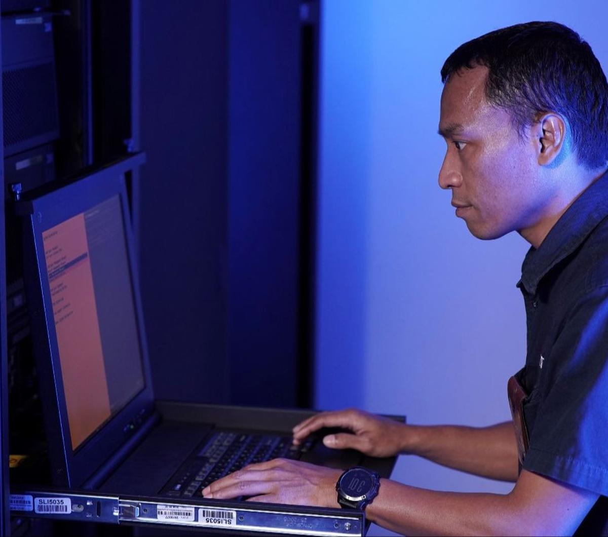 Hal ini karena teknologi cloud memiliki keunggulan dalam pemrosesan dan penyimpanan data, serta menjadi fondasi dasar agar pemanfaatan data analytics dan AI (artificial intelligence) dapat digunakan dalam Perusahaan.&nbsp;<br>