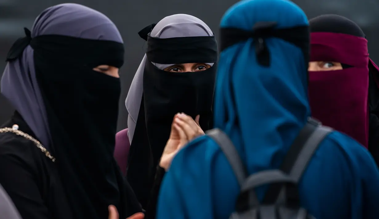 Kelompok Kvinder i Dialog berbincang saat mengadakan demonstrasi menentang denda pertama yang diberikan karena mengenakan cadar di Kopenhagen, Denmark, Jumat (10/8). (Martin Sylvest/Ritzau Scanpix via AP)