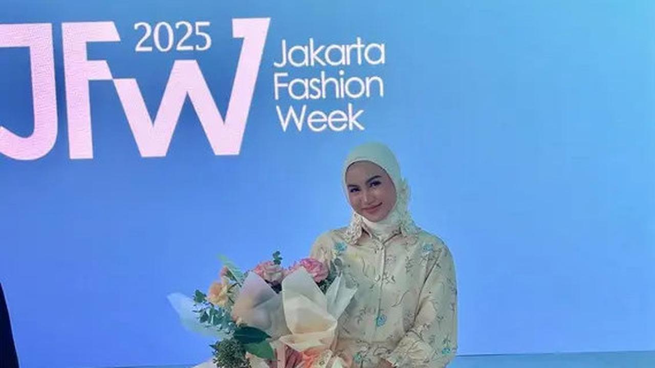 Cantik dan Tinggi, Potret Xaviera Putri Melenggang Anggun di Catwalk JFW 2025 Pakai Busana Desainer Lokal