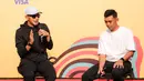 Dua legenda Persib Bandung, Zaenal Arif (kiri) dan Abdul Aziz (kanan) saat mengisi acara talk show dalam rangkaian acara Trophy Tour Experience menyambut Piala Dunia U-17 2023 di Cikapayang Dago Park, Bandung, Minggu (22/10/2023) pagi WIB. (Bola.com/Bagaskara Lazuardi)