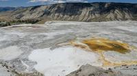 Sumber air panas di Taman Nasional Yellowstone (wikkimedia commons)