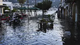Air laut menutupi banjir satu persegi setelah gempa bumi di pelabuhan Vathi di pulau Aegean timur Samos, Yunani (30/10/2020). Gempa berkekuatan 6,6 skala Richter berpusat di Laut Aegea pada kedalaman 16,5 kilometer, atau 10,3 mil. (AP Photo / Michael Svarnias)