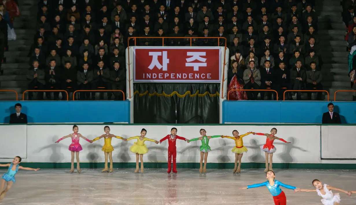 Anak-anak saat tampil bermain ice skating selama 'Festival Gambar Skating Hadiah Paektusan ke-26 dalam Perayaan Hari Bintang Cemerlang' di Pyongyang (15/2). Acara ini sebagai bagian dari HUT mendiang pemimpin Korut Kim Jong il. (AFP Photo/Ed Jones)