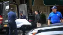 Petugas medis memasukkan jasad desainer ternama Kate Spade ke mobil ambulans dari apartemennya di Park Avenue, New York. Selasa (5/6). Petugas medis akan melakukan autopsi guna mencari tahu penyebab meninggalnya Kate Spade. (AP Photo/Bebeto Matthews)