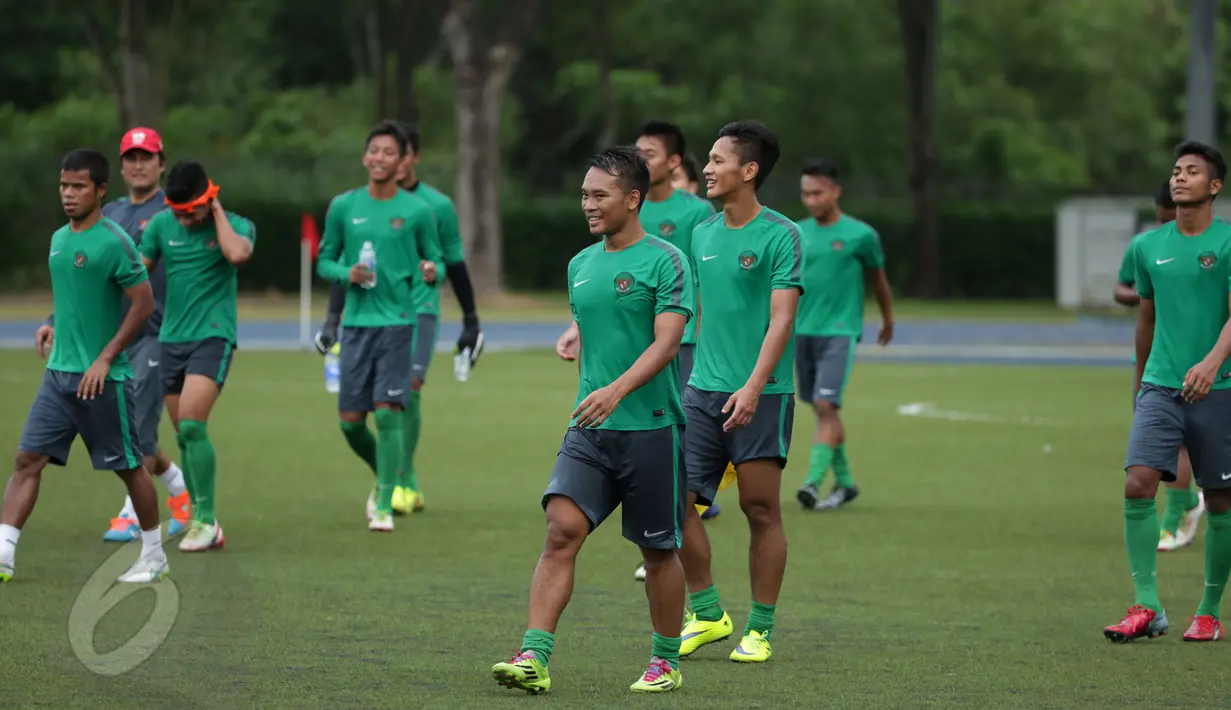 Jelang laga lanjutan penyisihan grup A SEA Games 2015, timnas Indonesia U-23 melakukan latihan di Temasek Polytechnic, Singapura, Kamis (4/6/2015). Tampak, sejumlah penggawa timnas Indonesia usai melakukan latihan. (Liputan6.com/Helmi Fithriansyah)