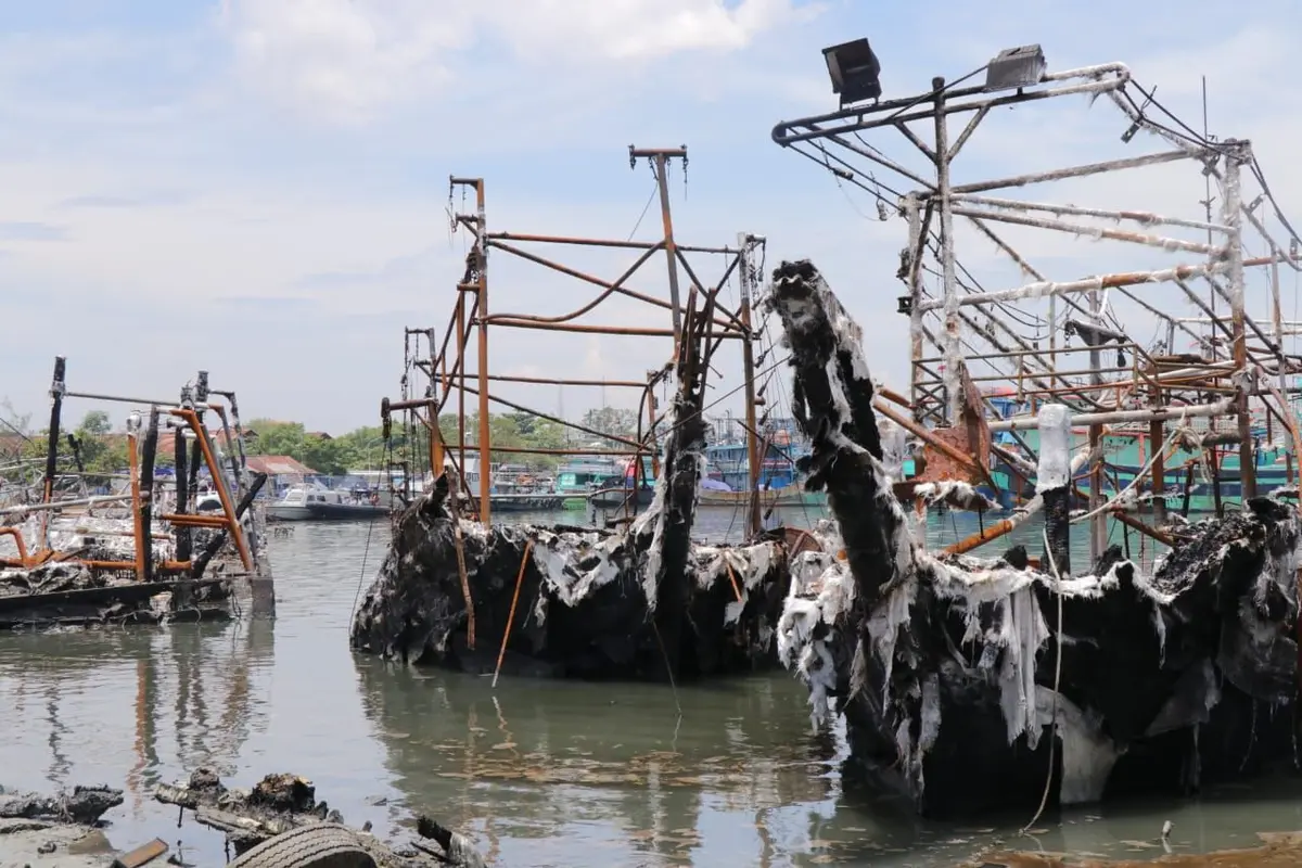 Kementerian Koordinator Bidang Kemaritiman dan Investasi pengumpulan data dan informasi awal terkait insiden kebakaran kapal di PT Pelindo, Tegal, Jawa Tengah. (Dok Kemenko Marves)