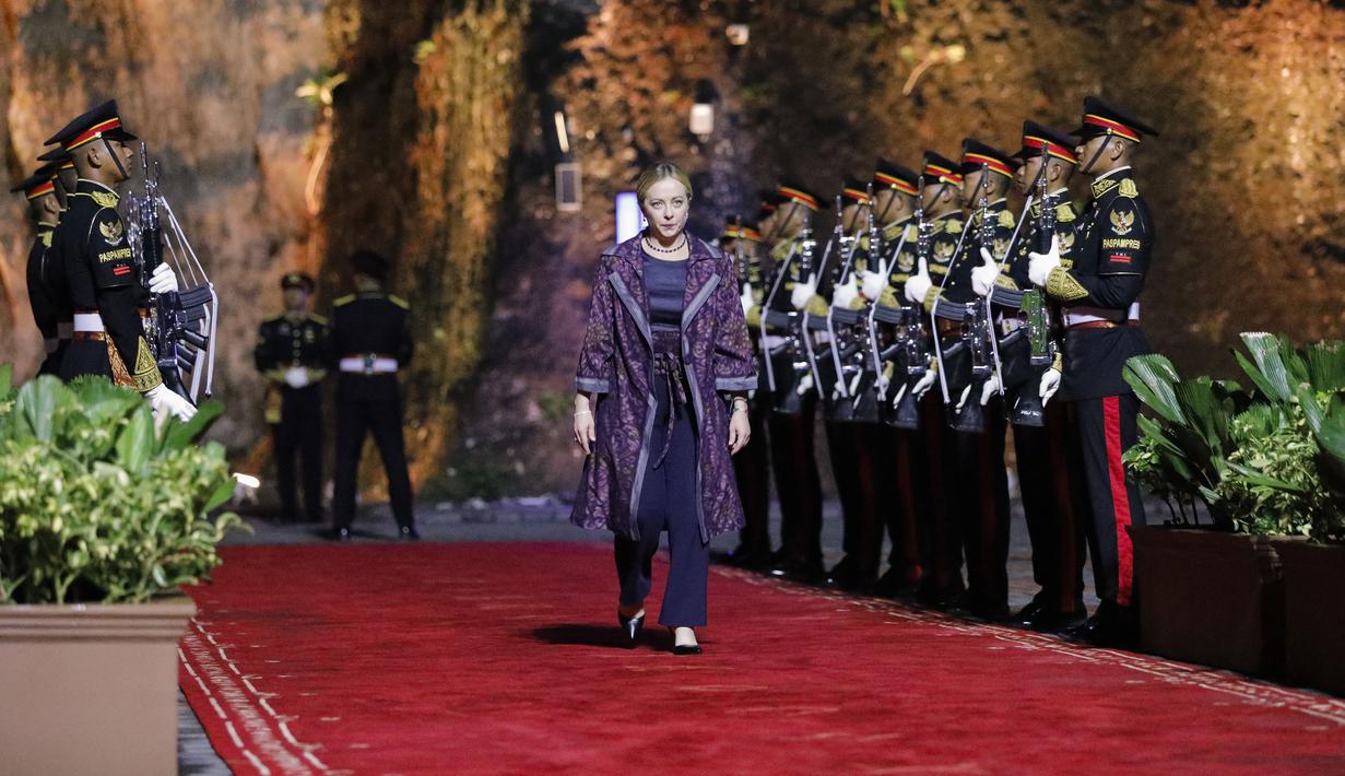 Perdana Menteri Italia Giorgia Meloni berjalan setibanya pada 'Welcoming Dinner and Cultural Performance G20 Indonesia' di Taman Budaya Garuda Wisnu Kencana Bali, Selasa malam (15/11/2022). (Willy Kurniawan/Pool Photo via AP)