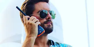 Ini potret Scott Disick saat memegang walkie talkie. Hmm.. ganteng banget ya? (instagram/letthelordbewithyou)