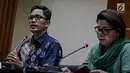 Juru bicara KPK Febri Diansyah (kiri) dan Wakil Ketua KPK, Basaria Panjaitan saat memberikan keterangan kepada awak media terkait operasi tangkap tangan (OTT) Jambi di Gedung KPK, Jakarta, Rabu (29/11). (Liputan6.com/Faizal Fanani)