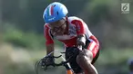 Atlet ParaCycling, Anwar Saipul saat laga di nomor Mens C3 Individual Time Trial Road Race Asian Para Games 2018 di Sirkuit Sentul, Bogor, Senin (8/10). Anwar Saipul berhasil merebut medali perak. (Liputan6.com/Helmi Fithriansyah)