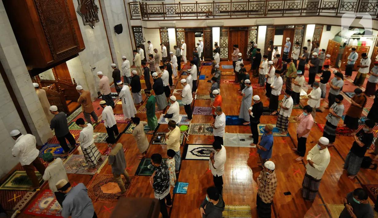 Umat muslim melaksanakan salat tarawih pertama 1 Ramadan 1442 H di Masjid Raya Cinere, Depok, Jawa Barat, Senin (12/4/2021). Hari ini, umat muslim melaksanakan ibadah salat tarawih pertama untuk selanjutnya menjalankan ibadah puasa satu bulan ke depan. (merdeka.com/Arie Basuki)