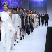 L'Oreal Professionnel menghadirkan 5 orang hairdresser ambassador dan berkolaborasi dengan SOE Jakarta dan Natalia Kiantoro di panggung JFW 2019.