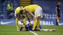 Gelandang Chelsea, Christian Pulisic (bawah) mengalami cedera saat menghadapi Brighton and Hove Albion dalam laga lanjutan Liga Inggris 2020/2021 pekan ke-32 di Stamford Bridge, London, Selasa (20/4/2021). Chelsea bermain imbang 0-0 dengan Brighton. (AP/Mike Hewitt/Pool)