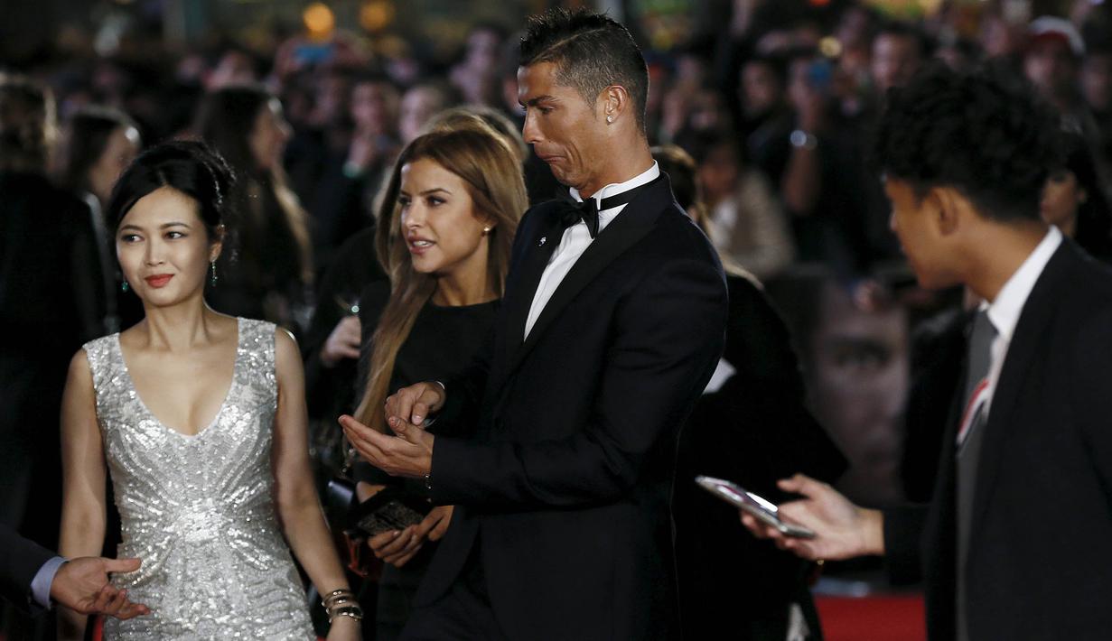 Didampingi wanita-wanita cantik, pesepak bola Cristiano Ronaldo berjalan di karpet merah saat menghadiri pemutaran perdana fil dokumenter "Ronaldo" di Leicester Square, Inggris, Senin (9/11/2015). (Reuters/Stefan Wermuth)