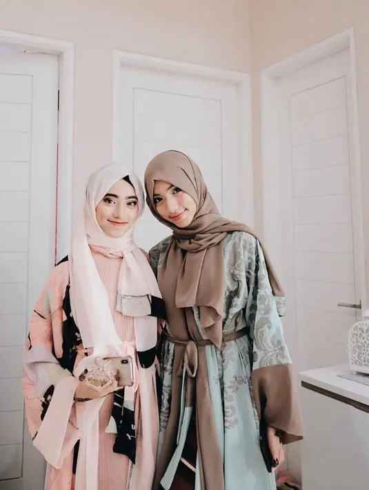 Outer scarf dan inner dress berwarna pastel juga dapat menjadi inspirasi outfit lebaranmu. (instagram/shireeenz)