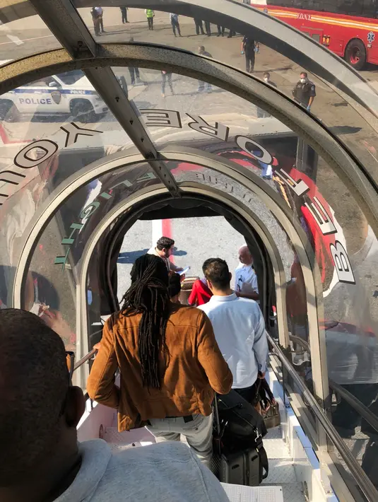 Penumpang meninggalkan pesawat Emirates Airline setelah menjalani pemeriksaan di Bandara Kennedy New York, Rabu (5/9). Sebanyak 100 dari sekitar 521 penumpang dan awak jatuh sakit selama terbang dengan pesawat dari Dubai ke New York. (Larry Coben via AP)