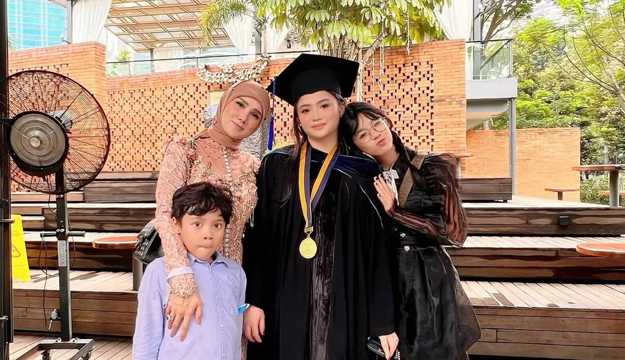 Selain Mulan Jameela, hadir pula kedua adiknya Shafea dan Ali. Dalam momen bahagianya ini keluarganya pun berfoto bersama dalam momen kelulusannya tersebut. Penapilan Shafea yang tampil mengenakan dress berwarna hitam ini pun turut mencuri perhatian. (Liputan6.com/IG/@mulanjameela1)