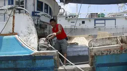Seorang nelayan mengikat perahu di pelabuhan akibat badai Topan Chan-hom yang mendekati wilayah pesisir timur laut Nanfangao di Ilan County, Taiwan Utara, (9/7/2015). Akibat Topan Chan-hom para nelayan berhenti melaut sementara. (REUTERS/Pichi Chuang