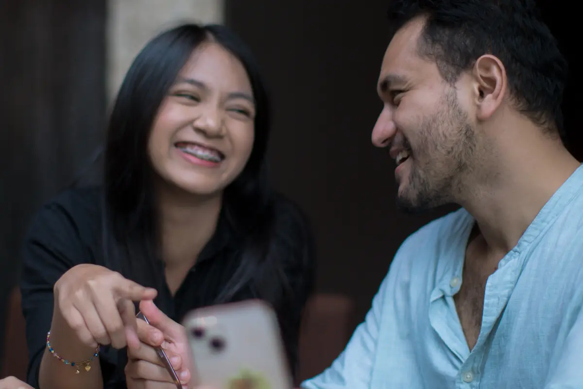 couple mei tersenyum bersama