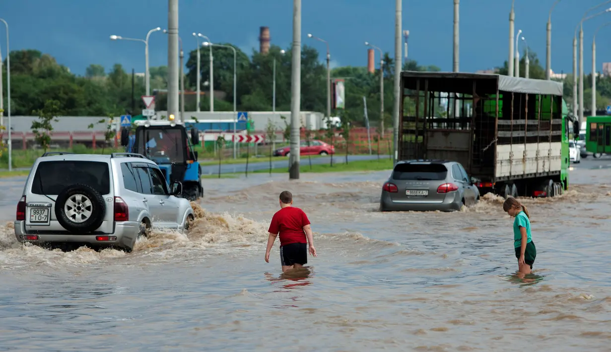 Kota Minks di Belarus terkena banjir akibat hujan lebat yang terus mengguyur, Rabu (13/7). (REUTERS / Vasily Fedosenko)