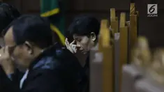 Hakim ad hoc nonaktif Pengadilan Tipikor Medan, Merry Purba saat menjalani sidang lanjutan di Pengadilan Tipikor, Jakarta, Kamis (21/2). Sebelumnya, Merry Purba didakwa menerima suap dari pengusaha Tamin Sukardi. (Liputan6.com/Helmi Fithriansyah)