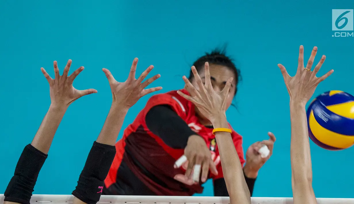 Pemain Voli Indonesia, Aprilia Santini Manganang saat melawan Thailand dalam babak penyisihan grup A voli putri Asian Games 2018 di lapangan Tennis Indoor Senayan, Jakarta, Senin (27/8). Indonesia kalah 1-3 dari Thailand. (Bola.com/Vitalis Yogi Trisna)