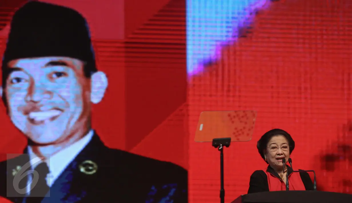 Ketua Umum PDIP Megawati Soekarnoputri saat berpidato dalam penutupan Rakernas I PDIP di Jakarta, Selasa (12/1/2016). Megawati meminta kadernya untuk segera mulai mempersiapkan diri dalam menghadapi tahun 2017. (Liputan6.com/Faizal Fanani)